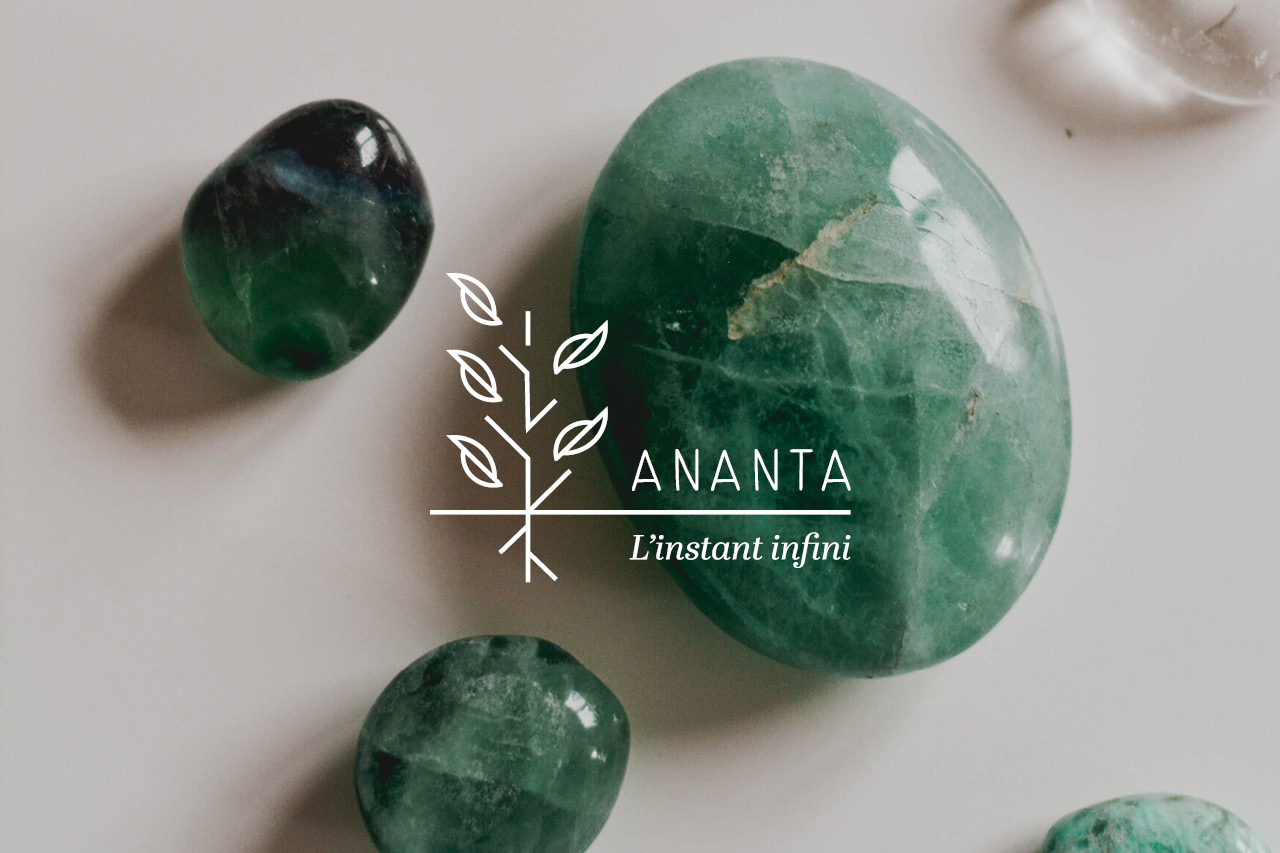 ananta-logo-hypnose-soins-énergétiques-massages-blanc-design-branding-identité-visuelle-atelier-tertre